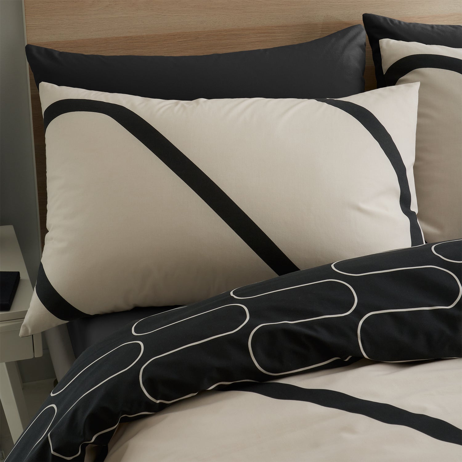 Catherine Lansfield Linear Curve Geometric Reversible Duvet Cover Bedding Set Black