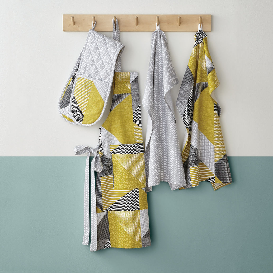Catherine Lansfield Larsson Geo Oven Glove Ochre