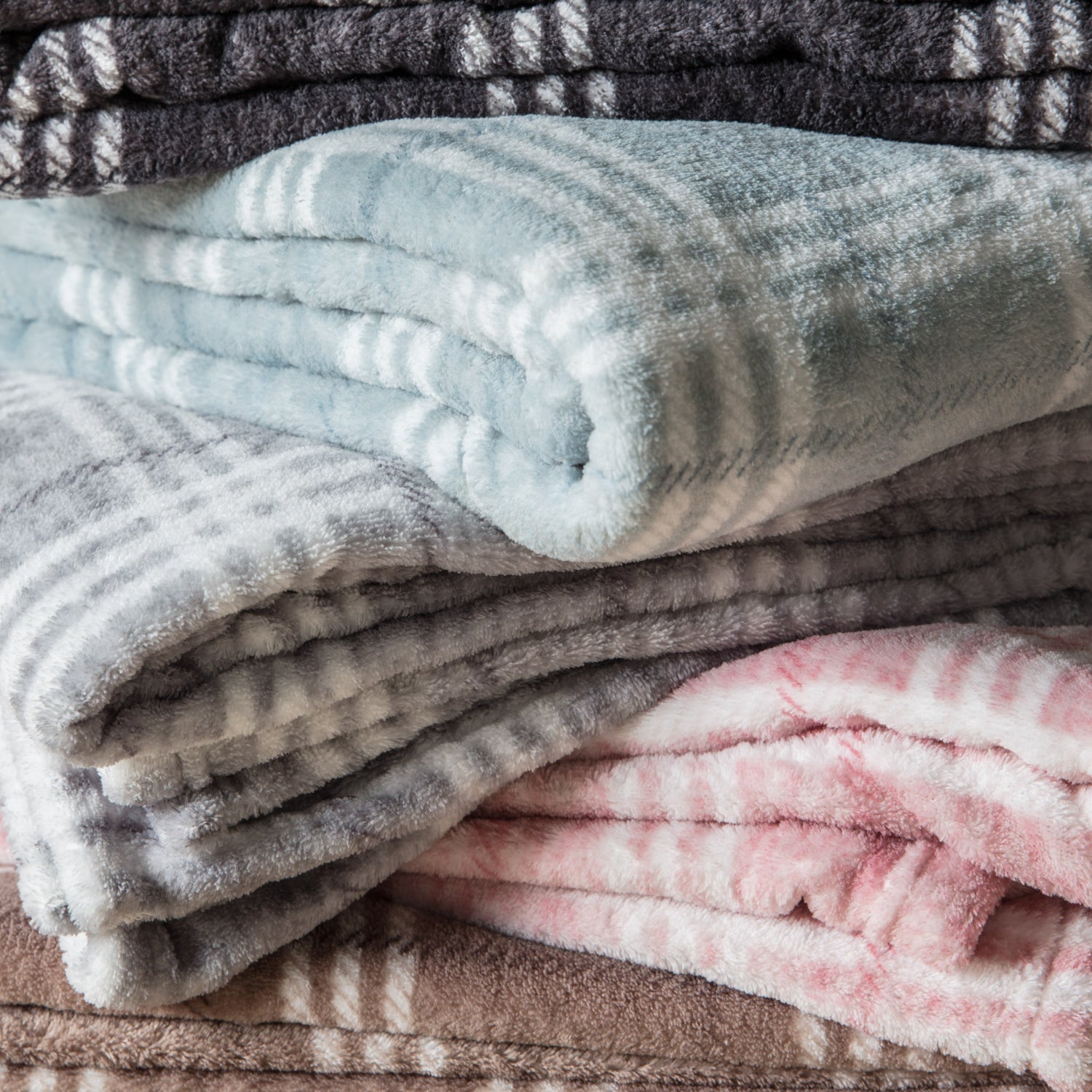 Checkmate 140cm x 180cm Rolled Fleece Throw Grey