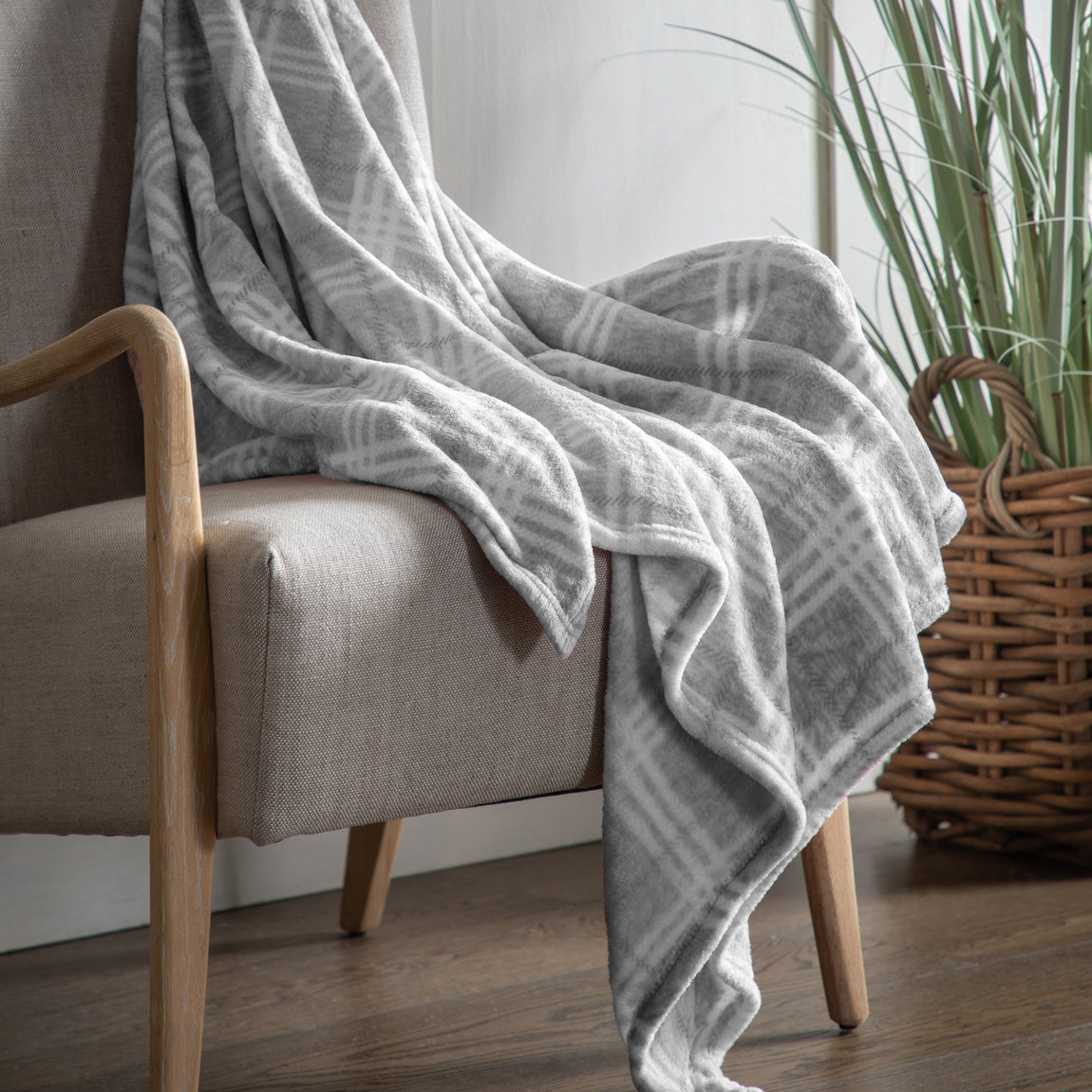 Checkmate 140cm x 180cm Rolled Fleece Throw Silver