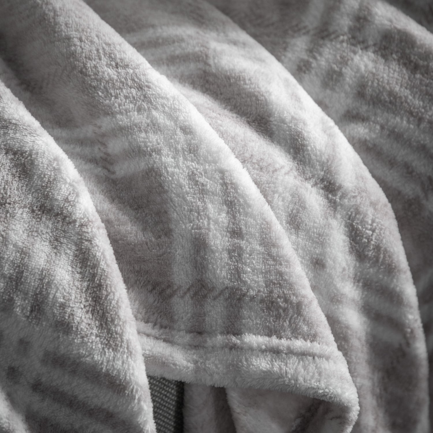 Checkmate 140cm x 180cm Rolled Fleece Throw Silver