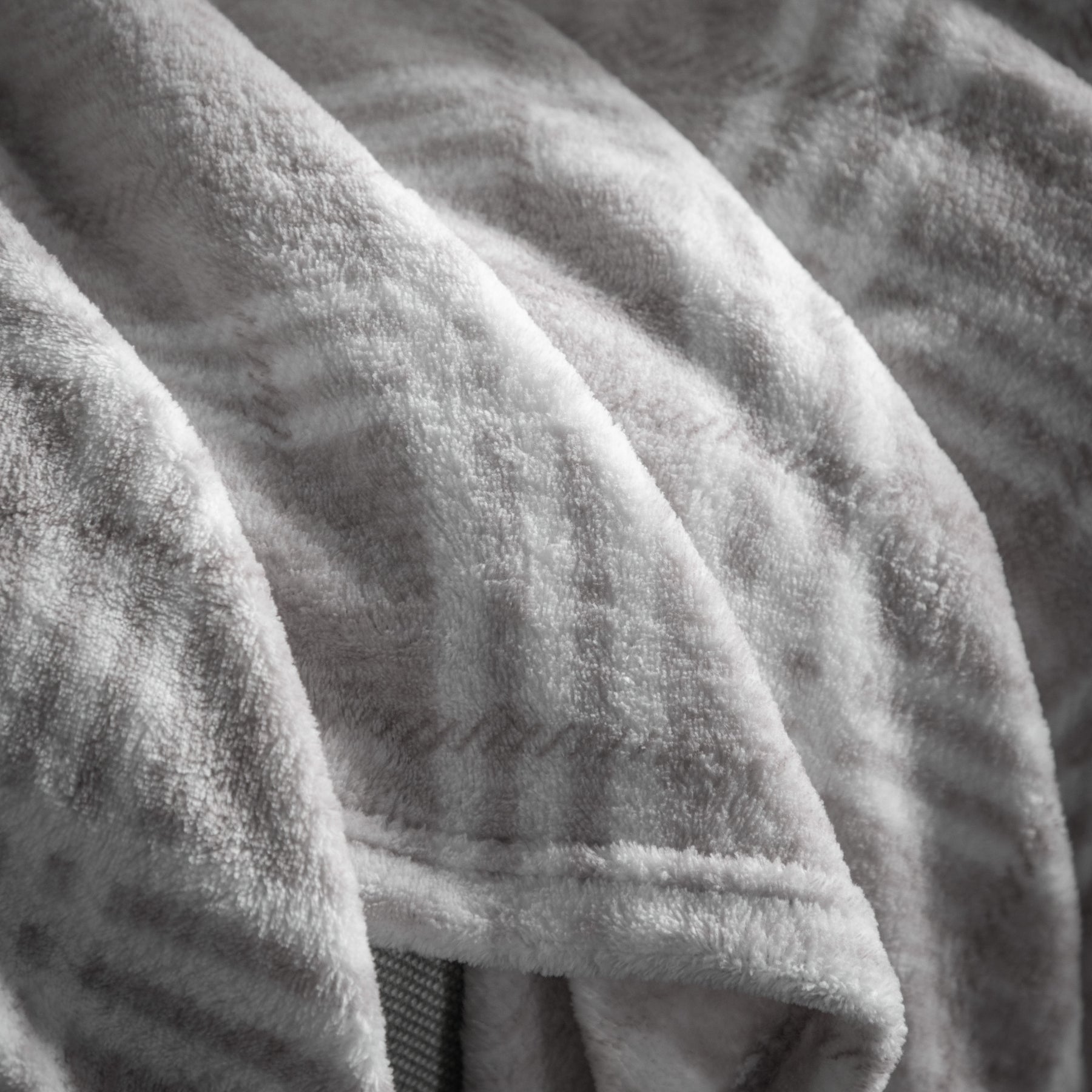 Checkmate 140cm x 180cm Rolled Fleece Throw Silver