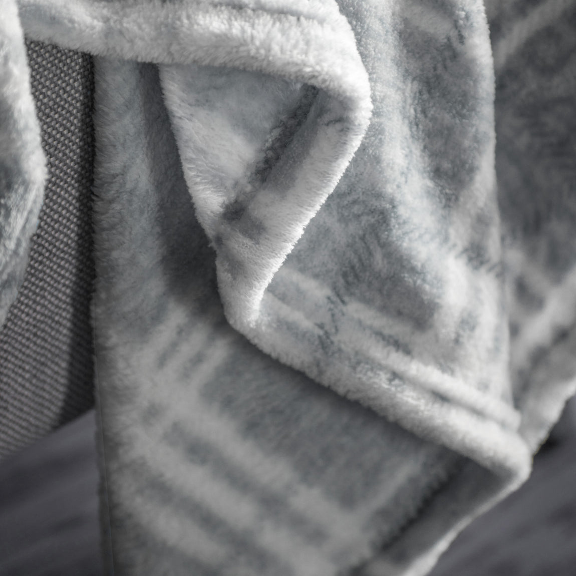 Checkmate 140cm x 180cm Rolled Fleece Throw Silver