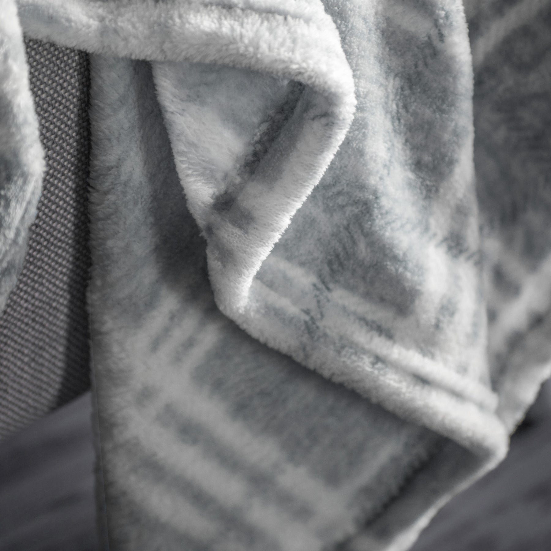Checkmate 140cm x 180cm Rolled Fleece Throw Silver
