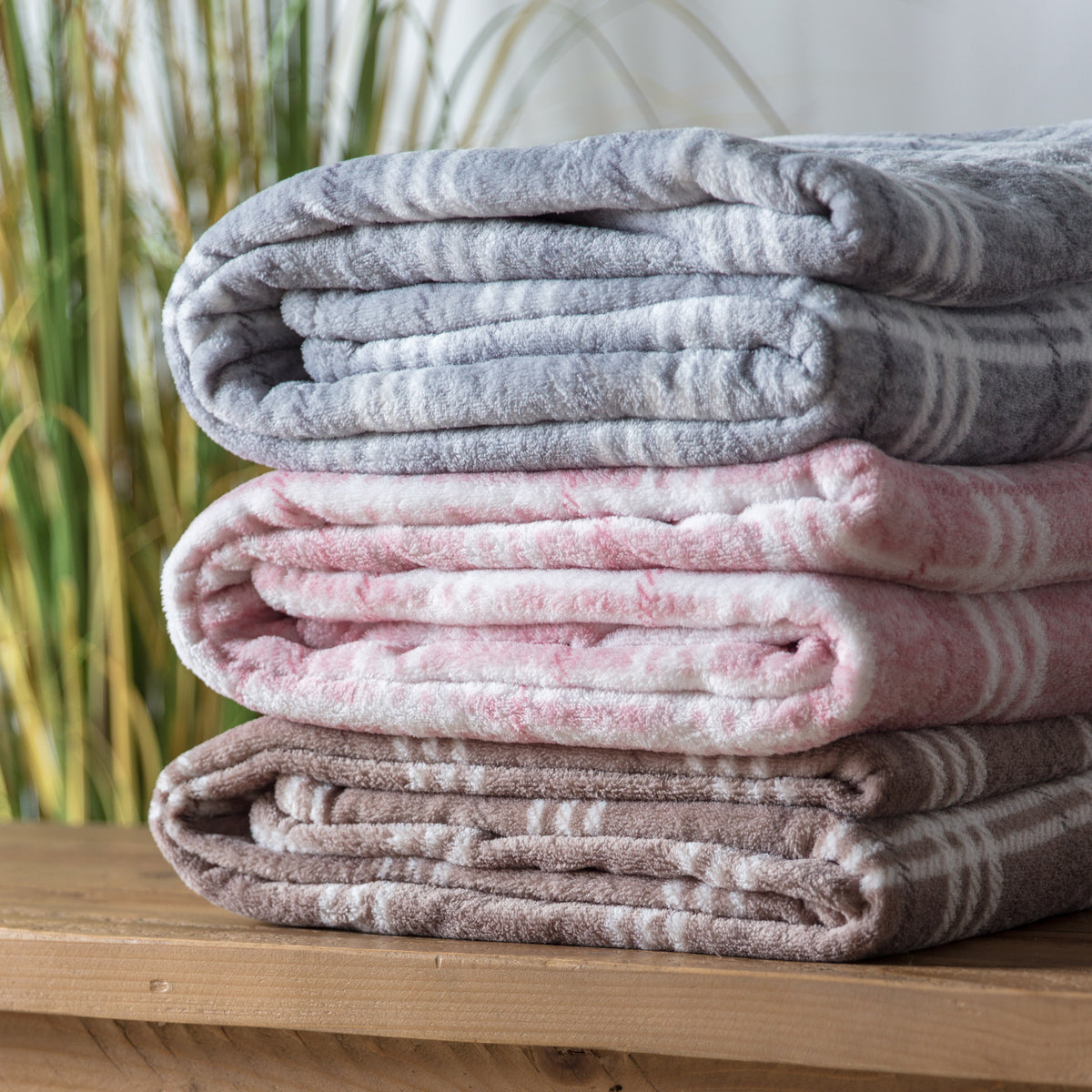 Checkmate 140cm x 180cm Rolled Fleece Throw Silver