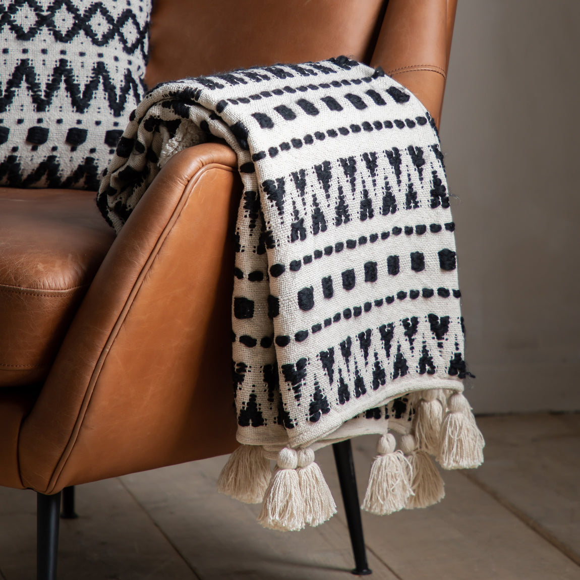 Tufted 130cm x 170cm Throw Black Cream