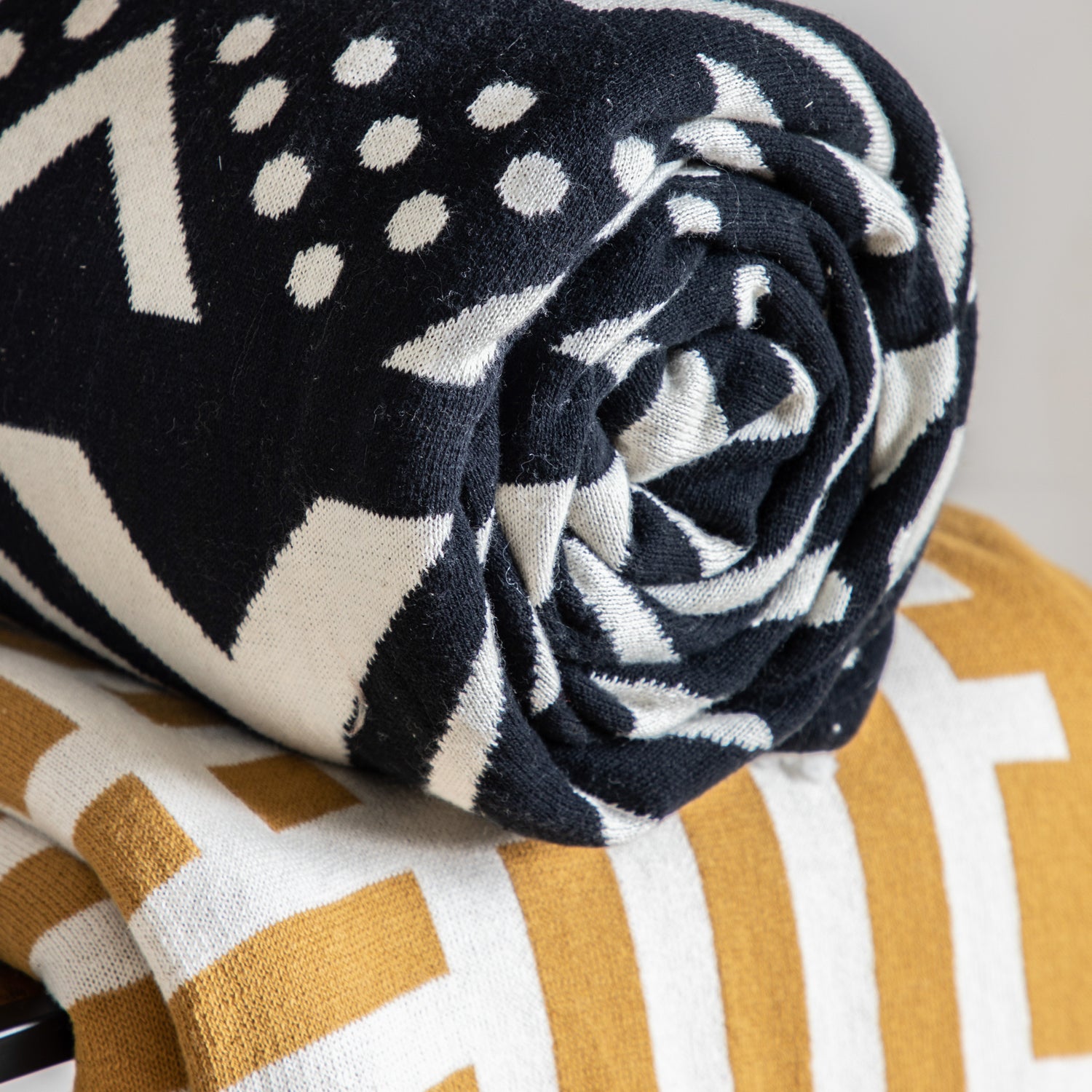Houndslow Knit 130cm x 170cm Reversible Sherpa Throw Black