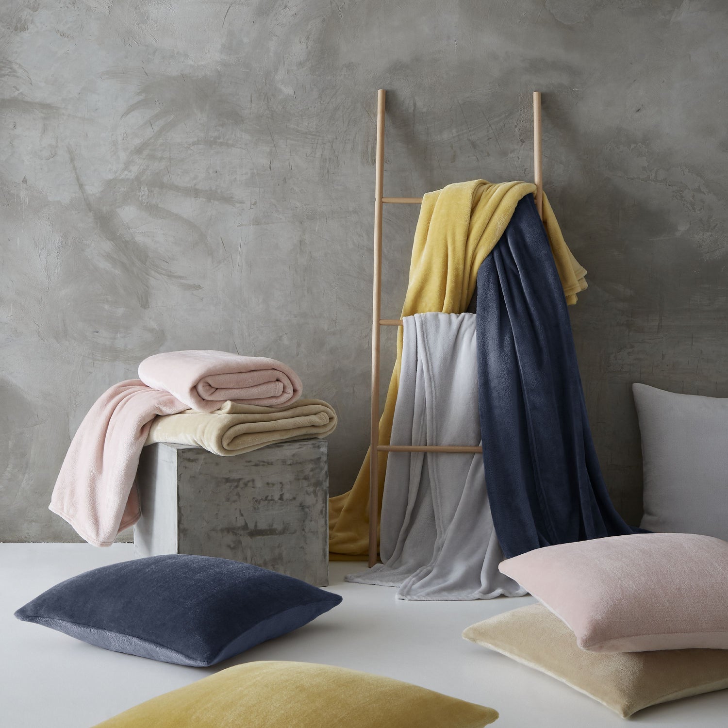 Catherine Lansfield Raschel Velvet Touch 130cm x 170cm Throw Navy