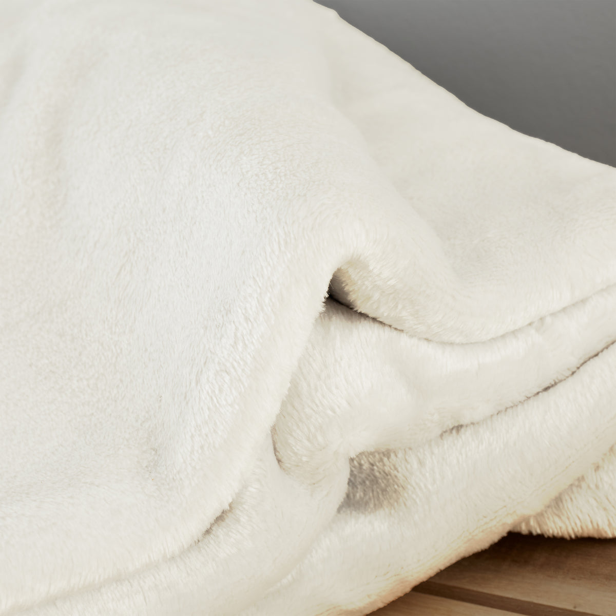 Catherine Lansfield Raschel Velvet Touch 130cm x 170cm Throw Cream