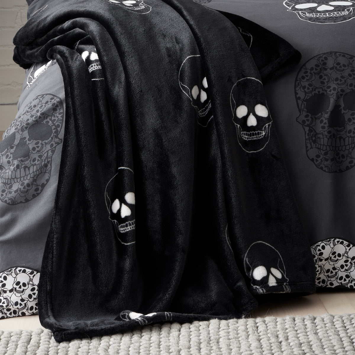 Catherine Lansfield Skulls Fleece 130cmx170cm Throw Grey