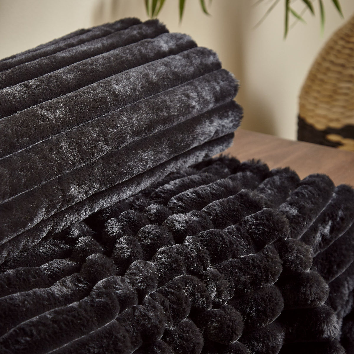 Catherine Lansfield Cosy Ribbed Faux Fur 130x170cm Throw Black
