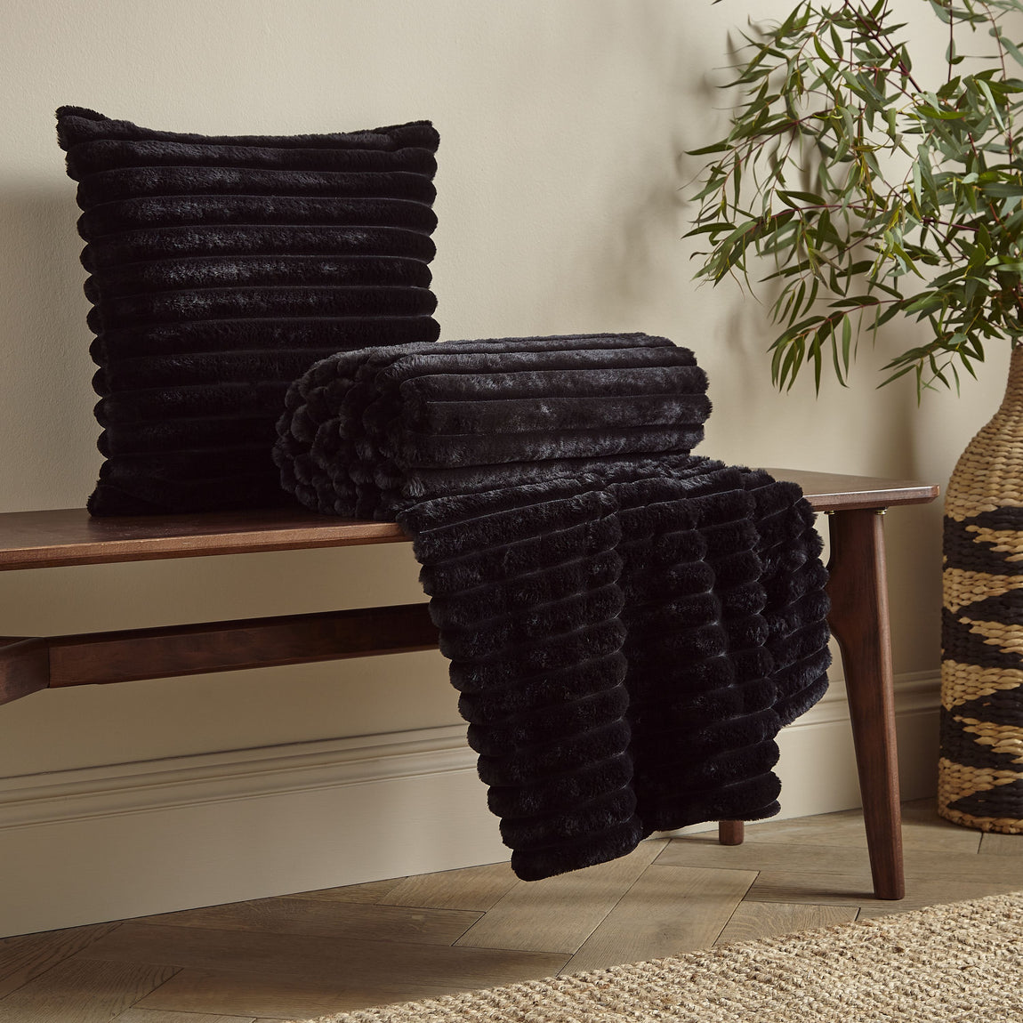 Catherine Lansfield Cosy Ribbed Faux Fur 130x170cm Throw Black