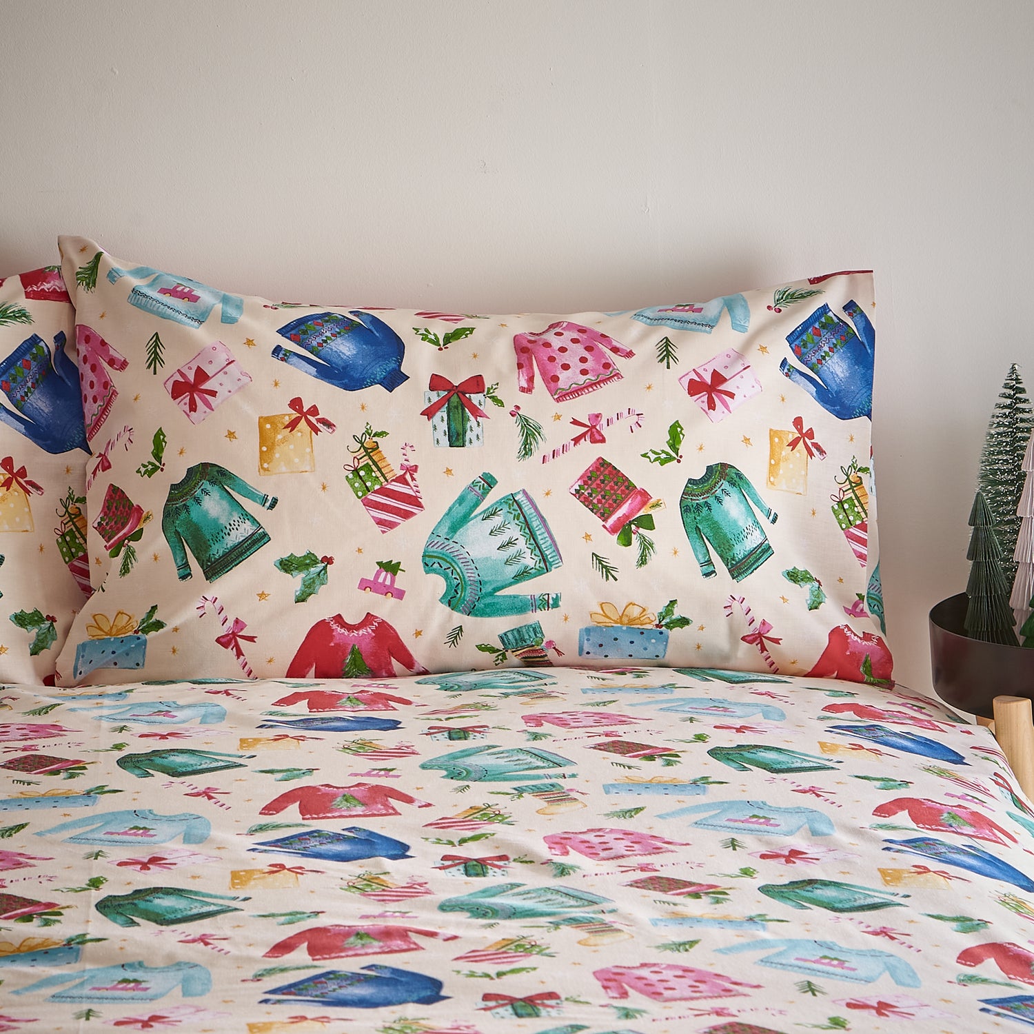 Catherine Lansfield Jolly Jumpers Duvet Cover Bedding Set Cream