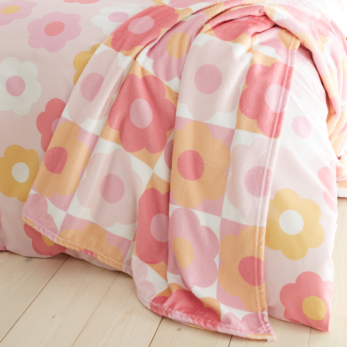 Catherine Lansfield Retro Daisy Fleece 130cm x 170cm Throw Pink