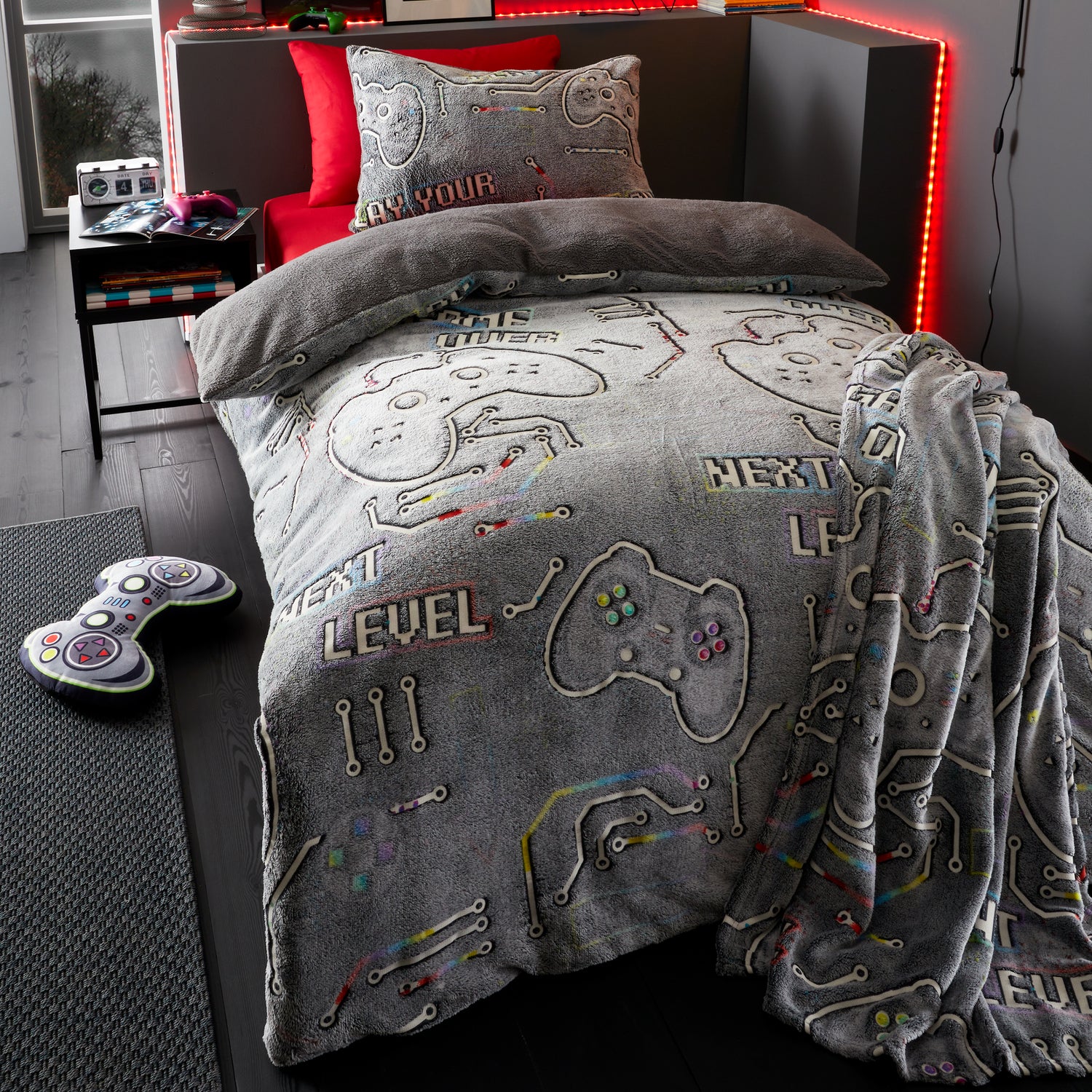 Catherine Lansfield Game Over Fleece Glow in the Dark 130cm x 170cm Throw Black