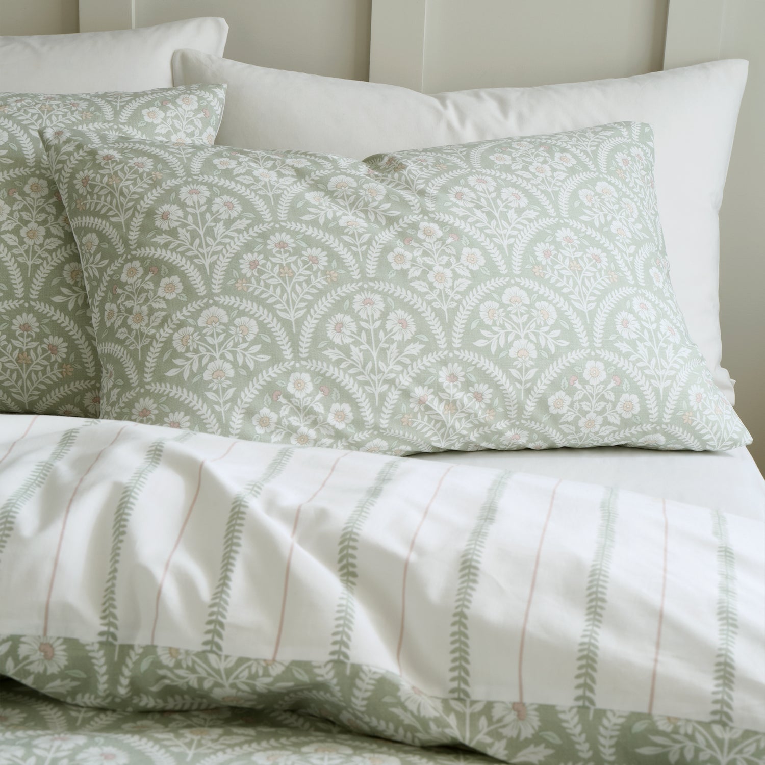 Bianca Scallop Floral Reversible Duvet Cover Bedding Set Green
