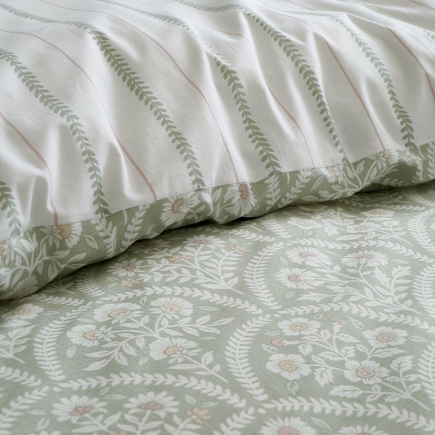 Bianca Scallop Floral Reversible Duvet Cover Bedding Set Green