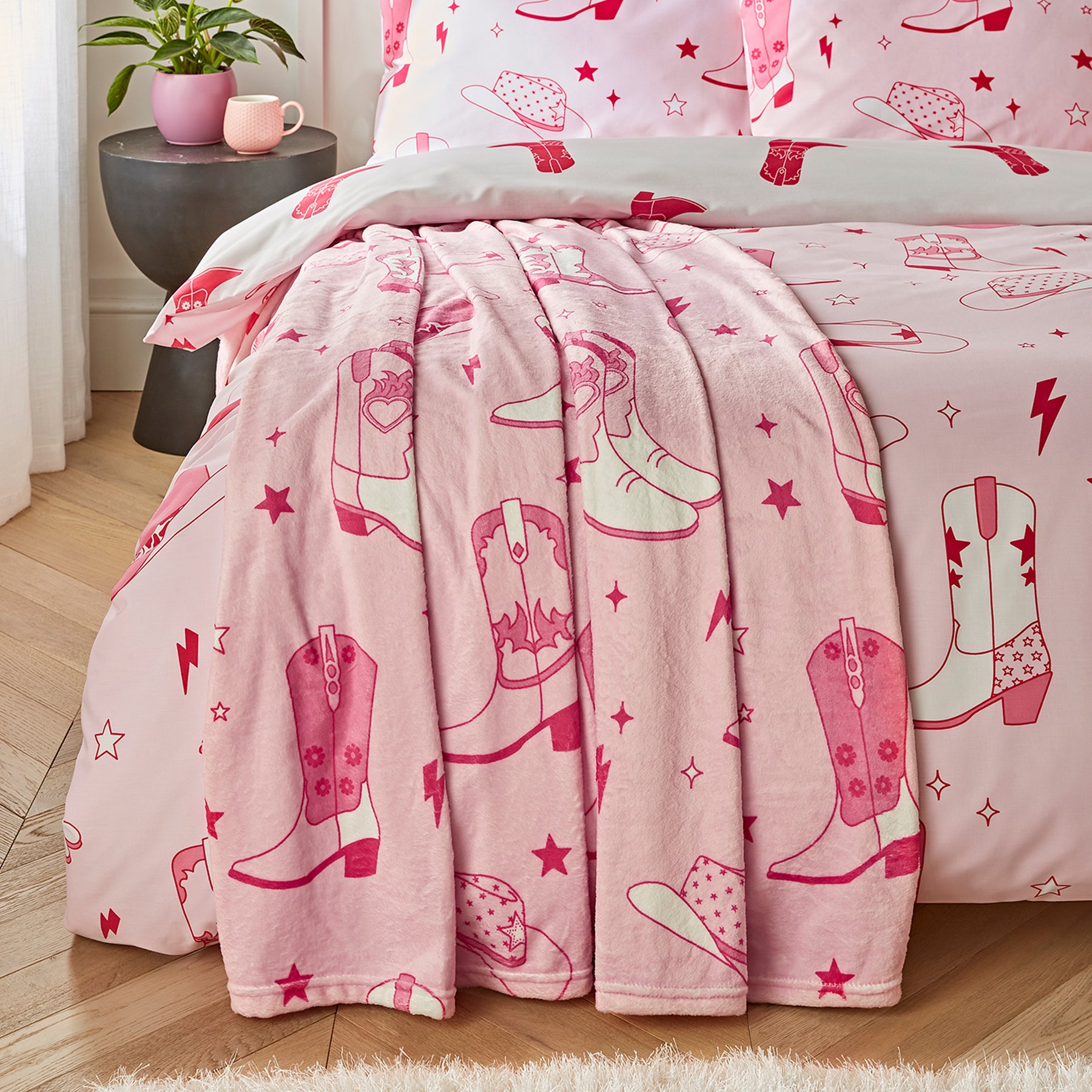 Sassy B Cowgirl Boot Soft and Cosy 200cm x 240cm Throw Pink
