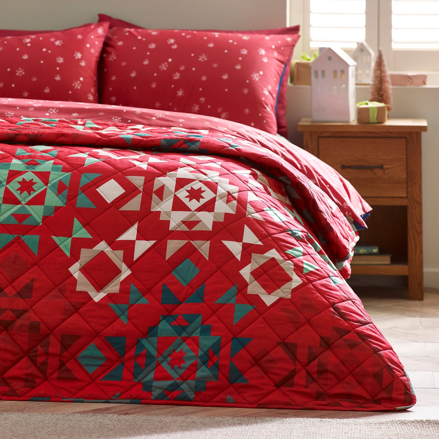 Catherine Lansfield Christmas Patchwork 220cm x 230cm Bedspread Red