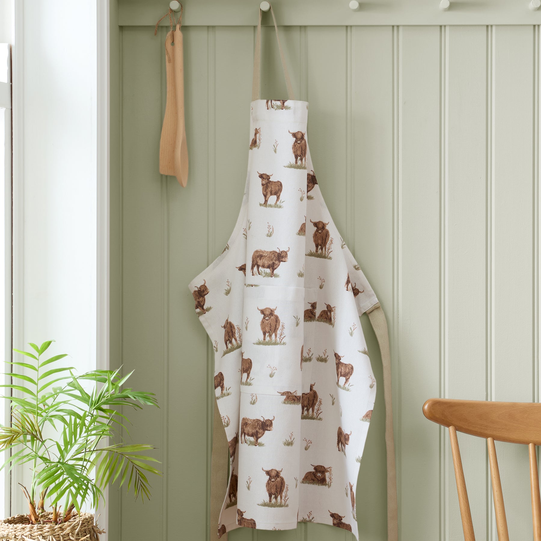 Catherine Lansfield Angus Highland Cow Apron Natural
