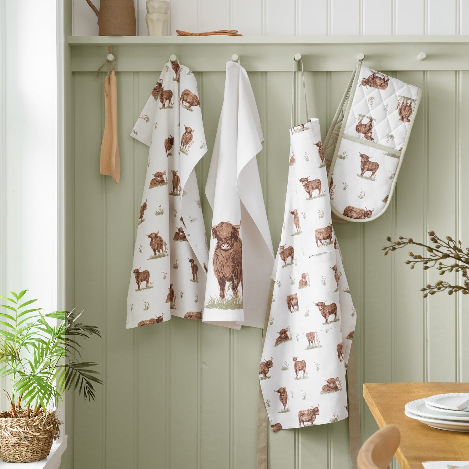 Catherine Lansfield Angus Highland Cow Apron Natural