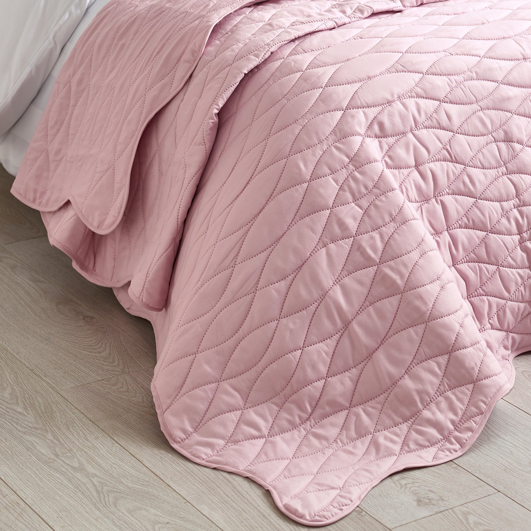 Catherine Lansfield Scallop Waves 240cm x 260cm Quilted Bedspread Pink
