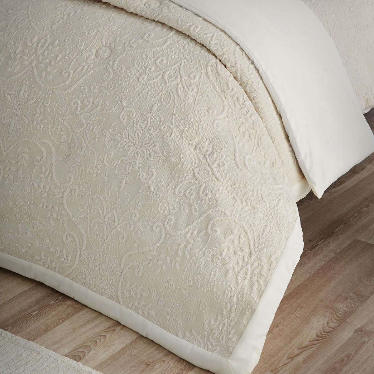 Catherine Lansfield Amelia Jacquard 220cm x 230cm Bedspread Cream