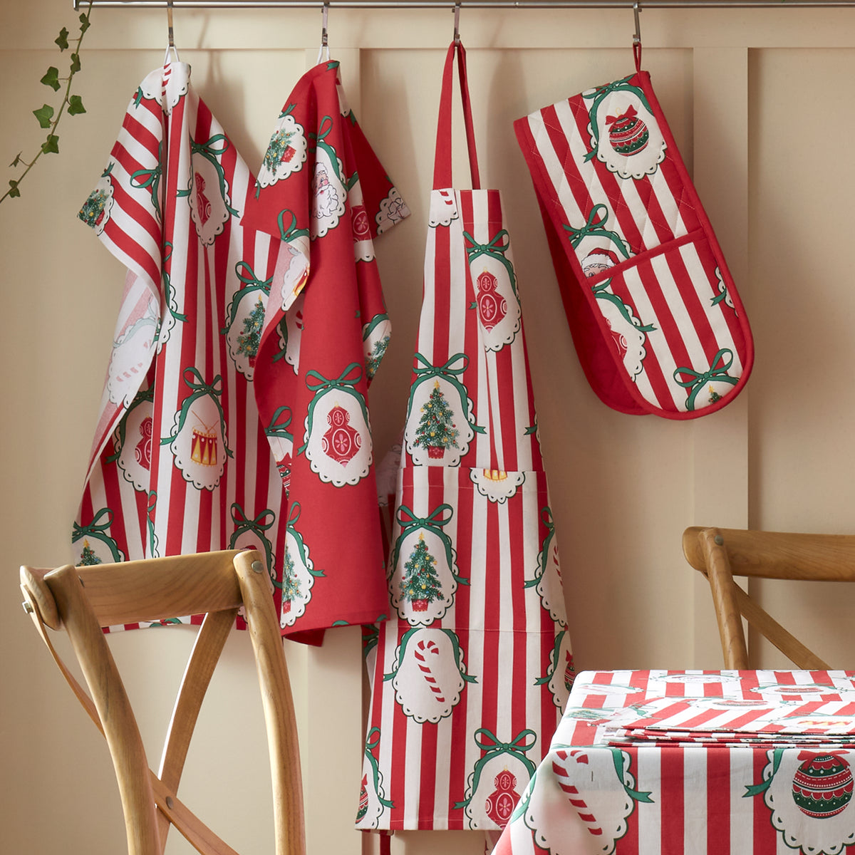 Catherine Lansfield Christmas Vintage Stripe Apron Red