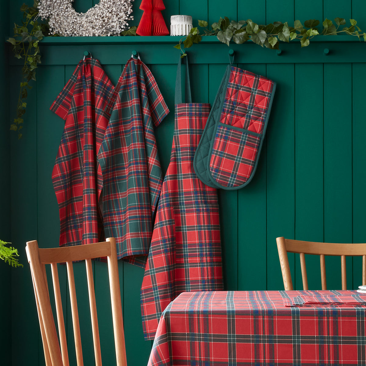 Catherine Lansfield Christmas Tartan Check Apron Red Green