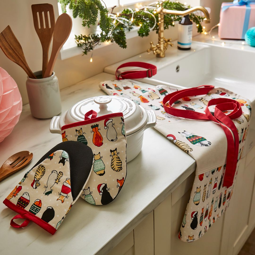 Ulster Weavers Christmas Cats in Waiting Micro Mitt Red