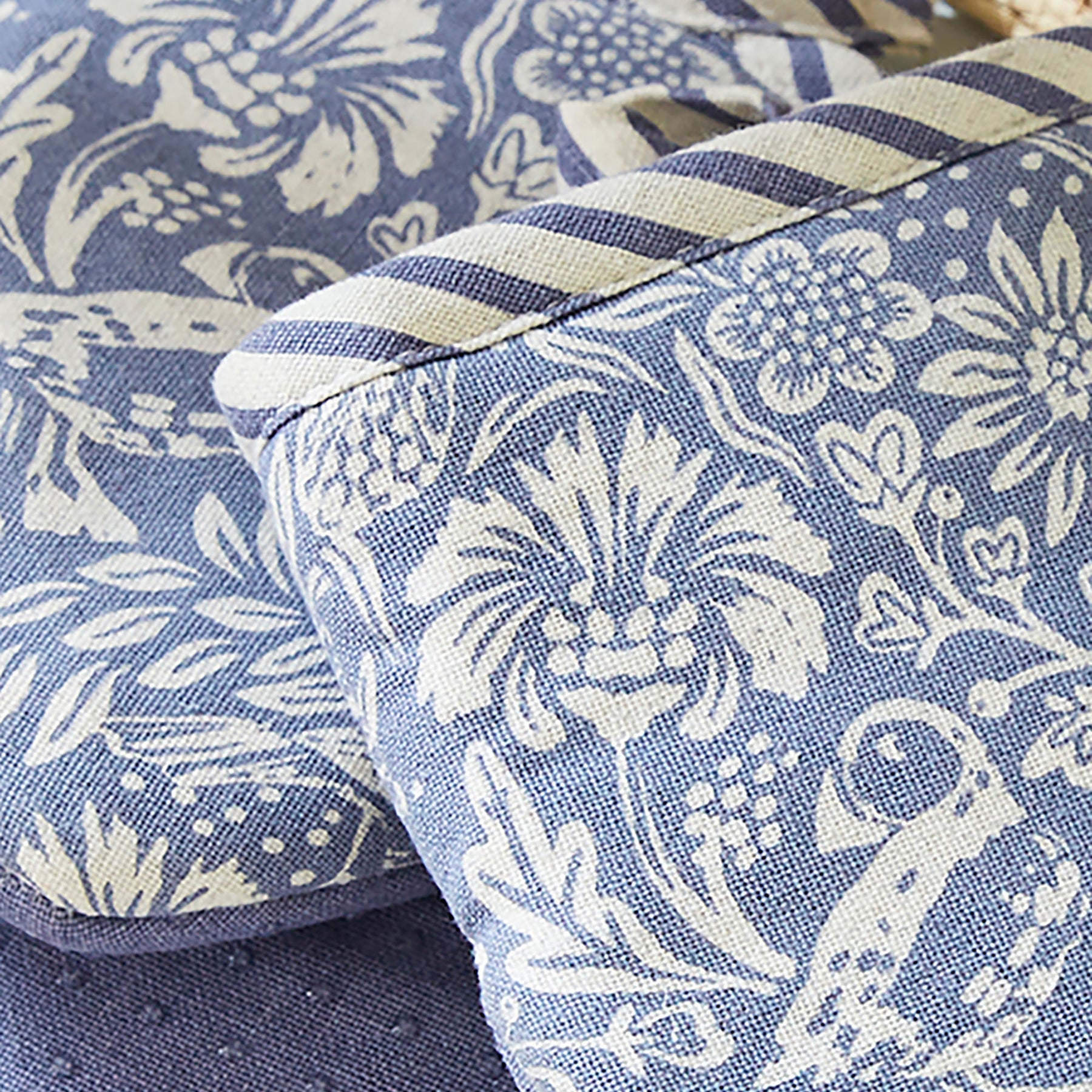 Ulster Weavers Coastal Treasures Pair of Microwave Mitts Blue