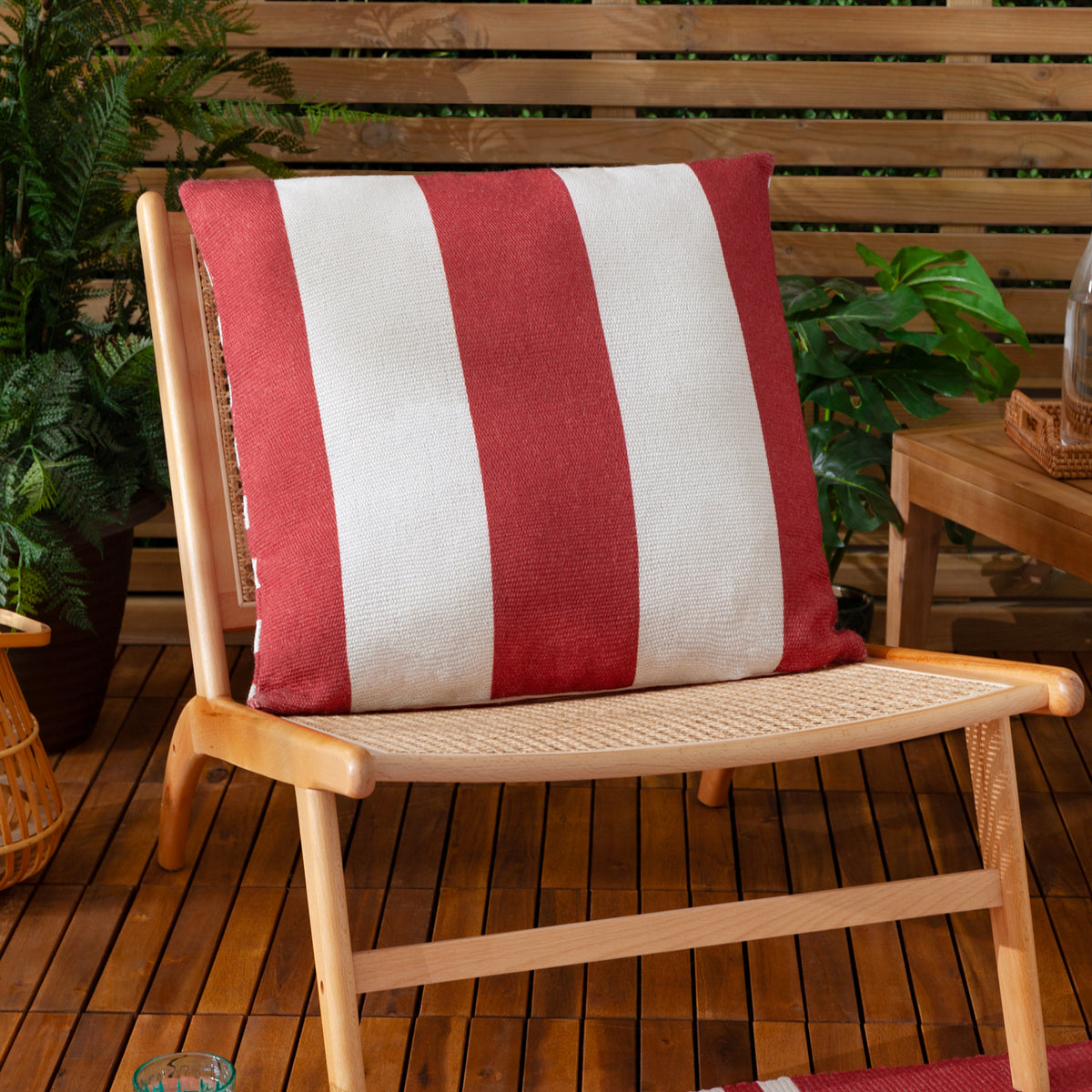 Furn. Deck Stripe Woven Outdoor 59cm x 59cm Filled Cushion White Red