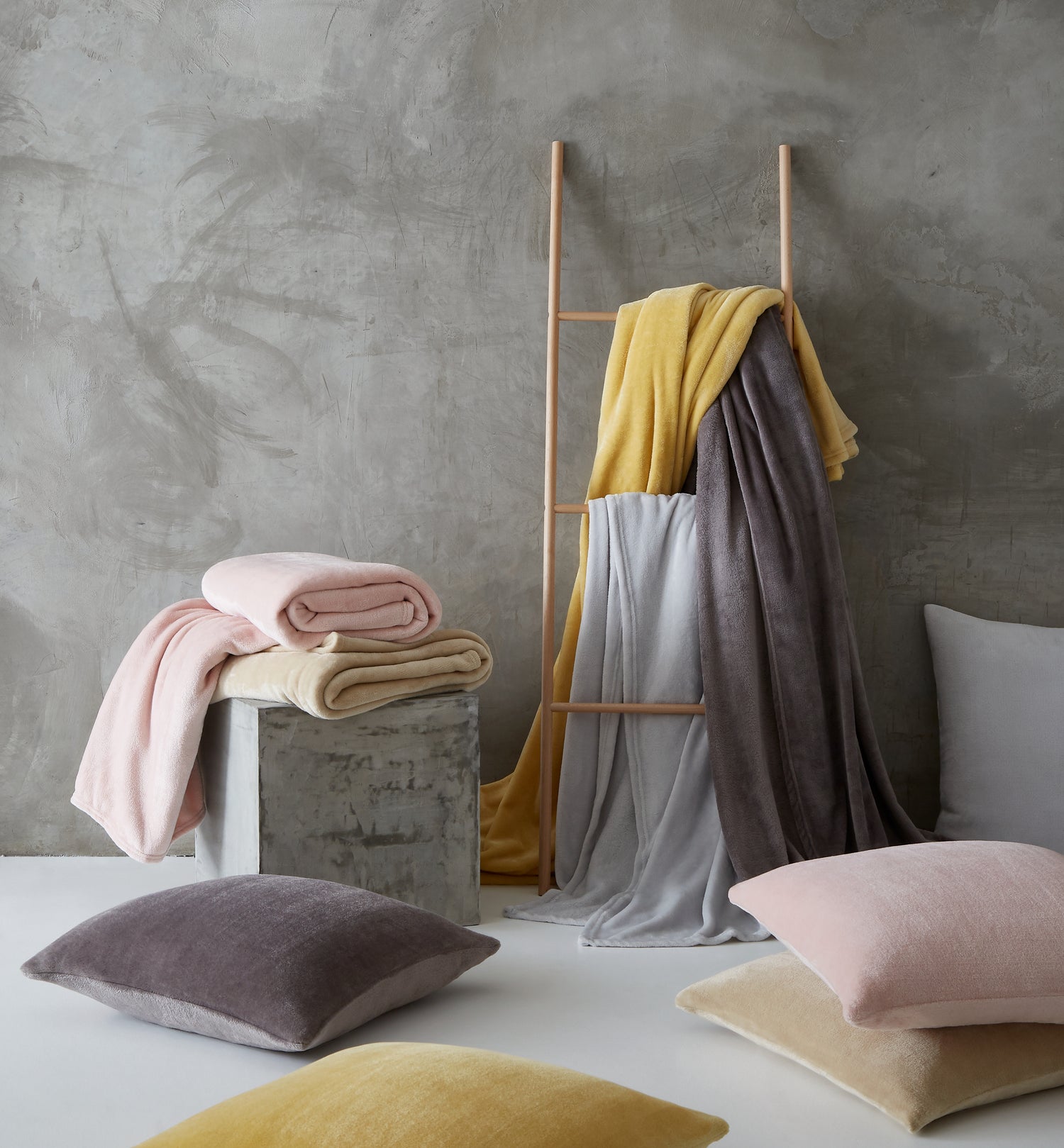 Catherine Lansfield Raschel Velvet Touch 130cm x 170cm Throw Charcoal