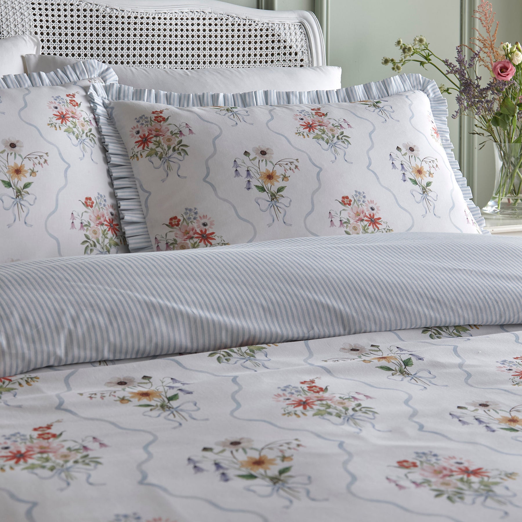 Appletree Floral Bouquet Duvet Cover Bedding Set Multi