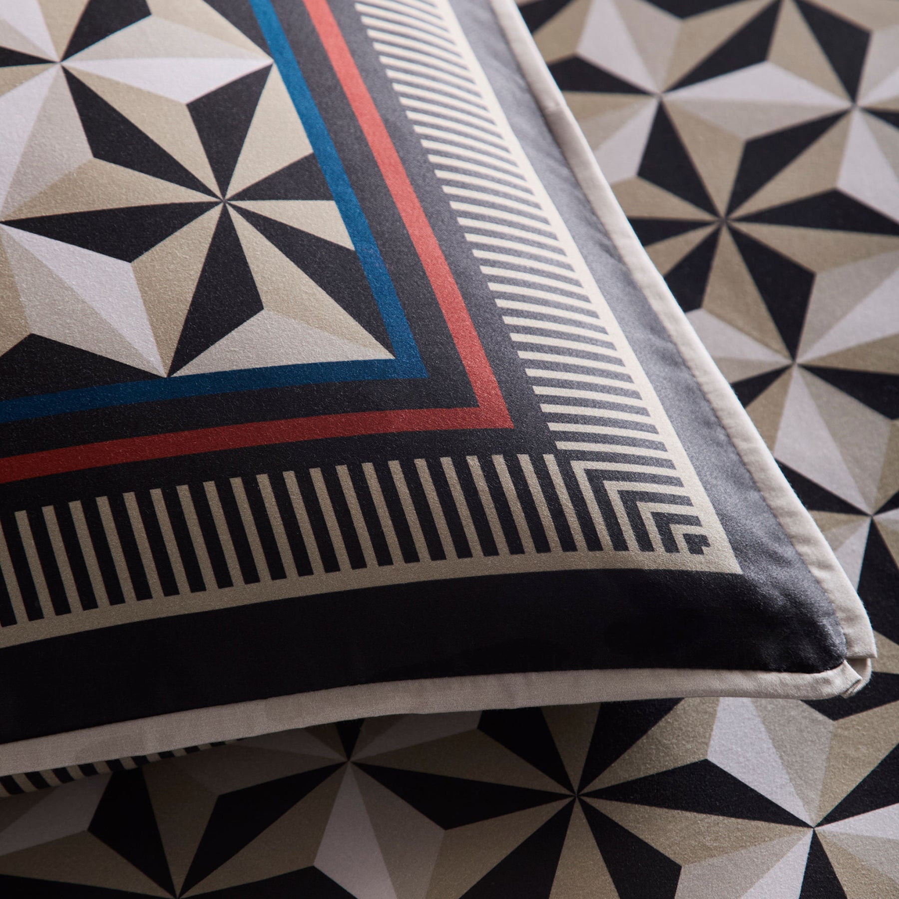 Laurence Llewelyn-Bowen Hero Duvet Cover Bedding Set Black