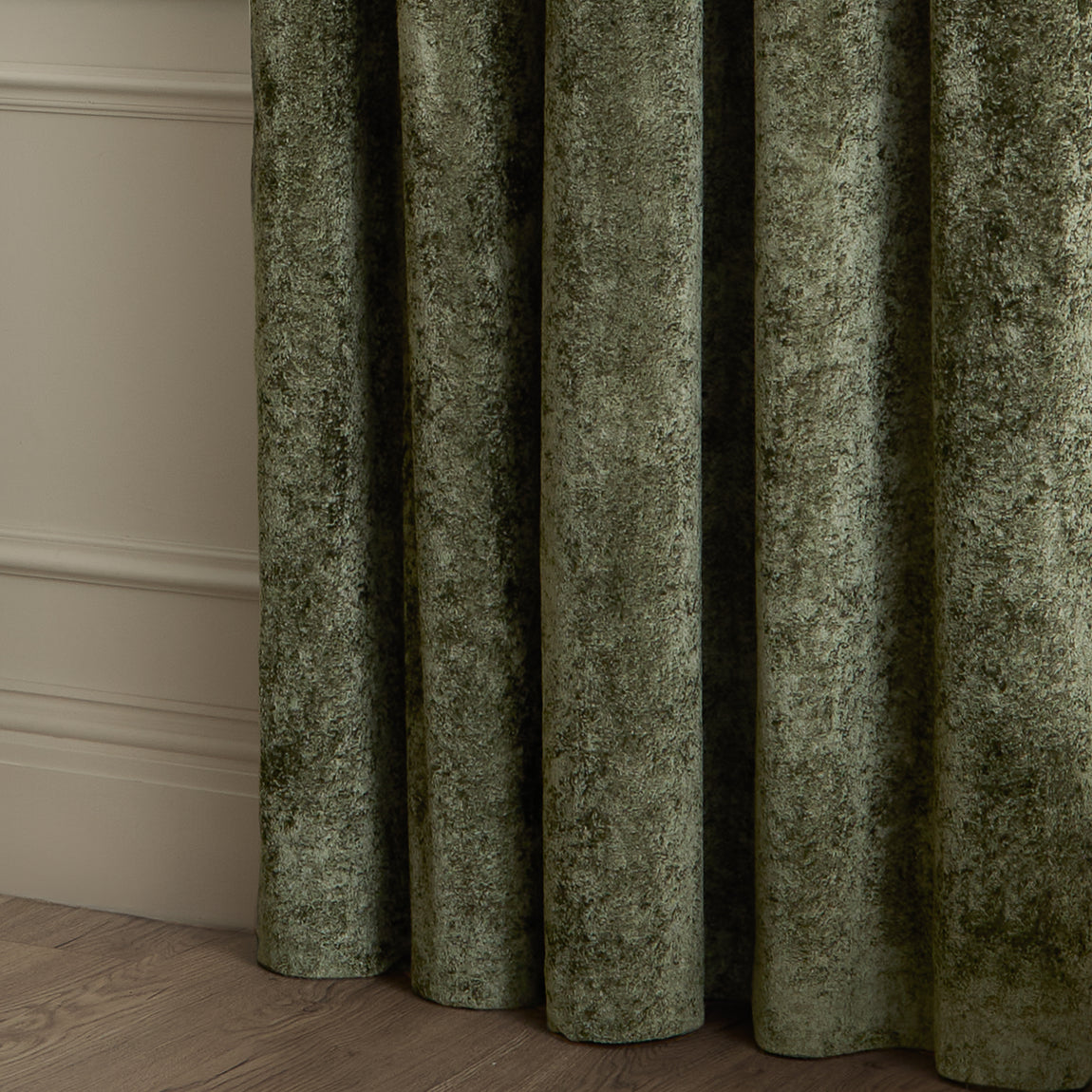 Paoletti Lustre Velvet Ready Made Eyelet Curtains Malachite Green