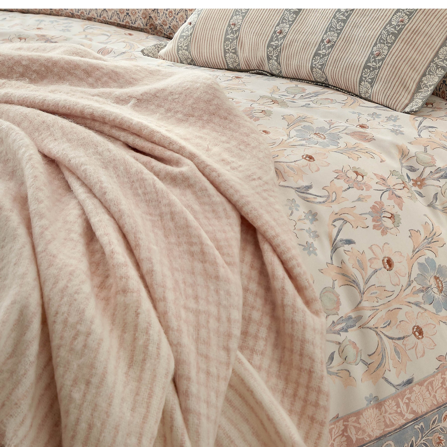 Laura Ashley Lyngate 130cm x 170cm Throw Plaster Pink