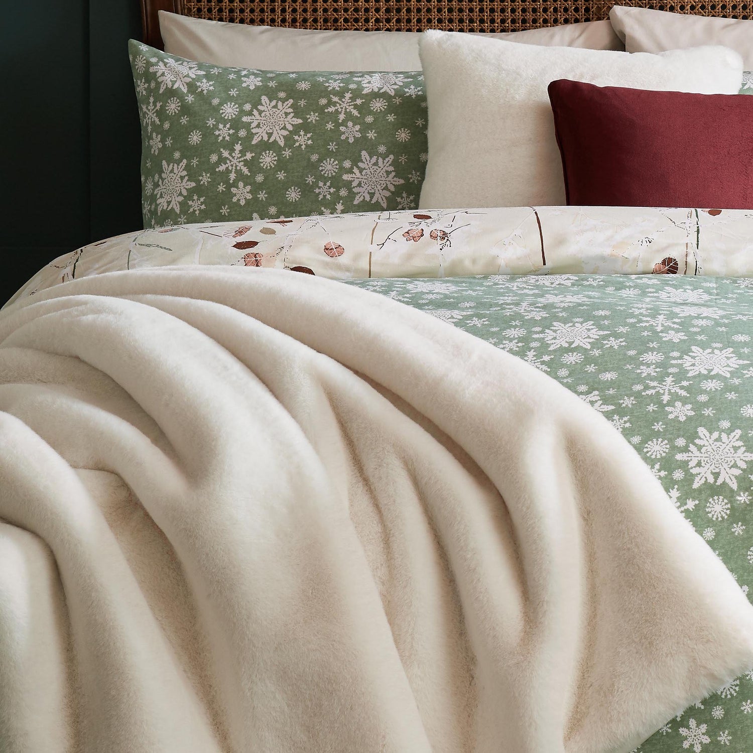 Laura Ashley Newland 130cm x 170cm Throw Arctic White