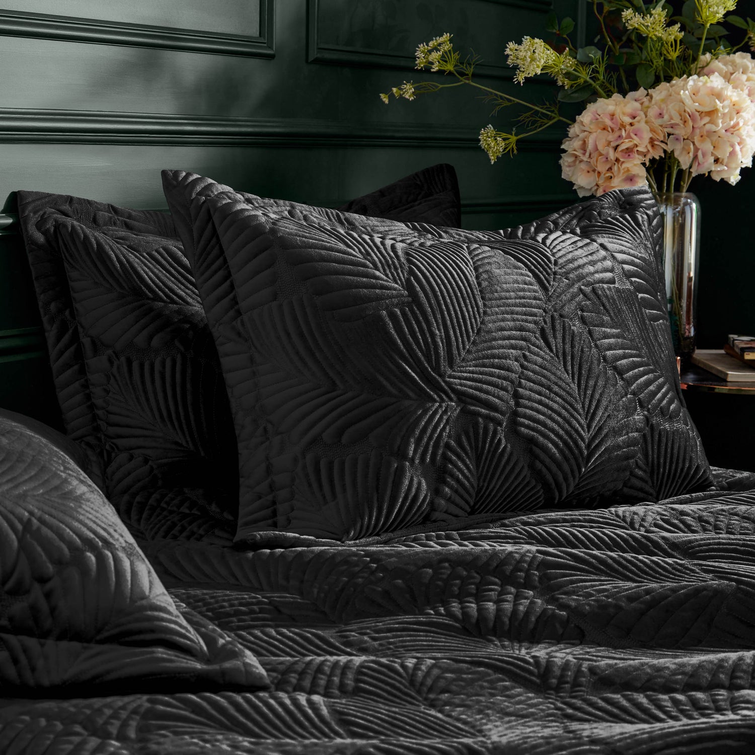 Palmeria Quilted Velvet Duvet Cover Bedding Set Black