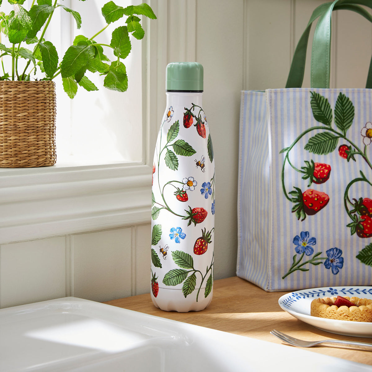 Ulster Weavers Strawberry Patch Thermal Stainless Steel Water Bottle Green