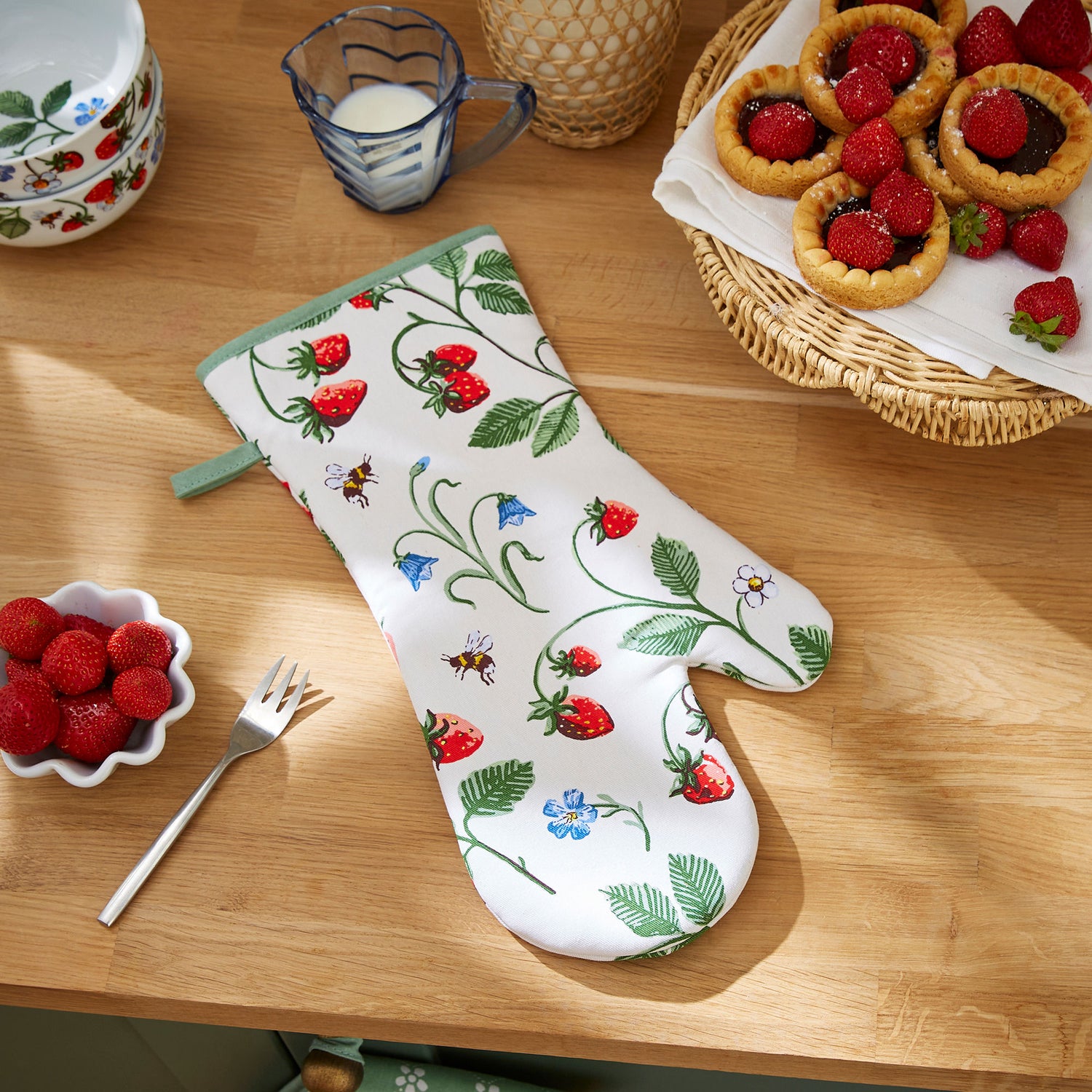 Ulster Weavers Strawberry Patch Thermal Gauntlet Oven Glove Green
