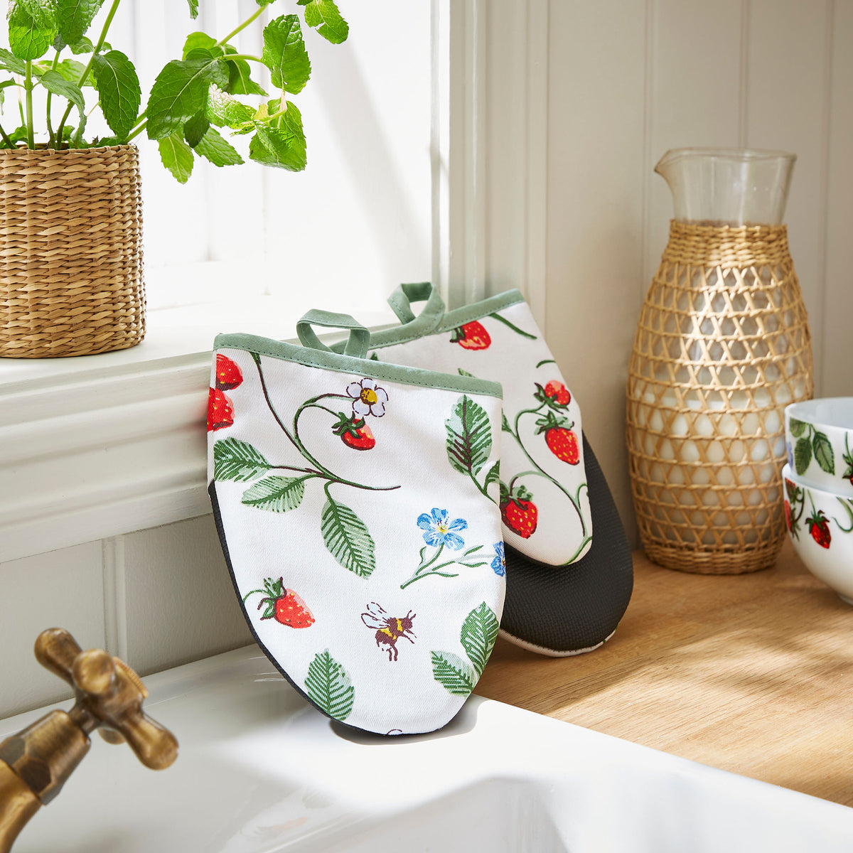 Ulster Weavers Strawberry Patch Pair of Microwave Mitts Green