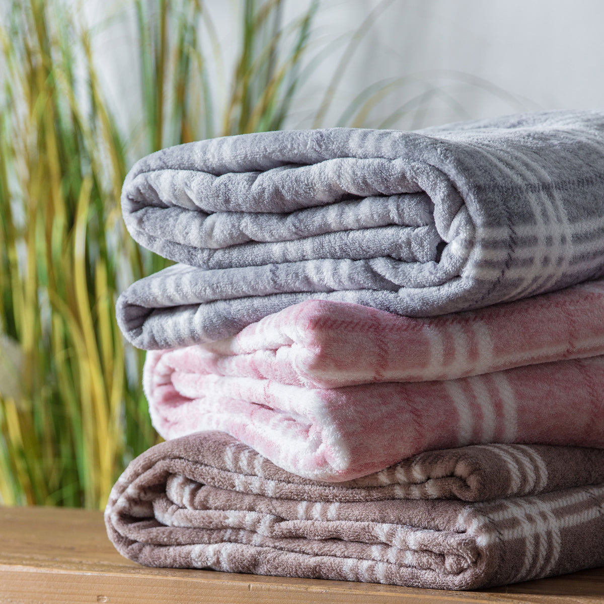 Checkmate Rolled Fleece Throw 140cm x 180cm Silver