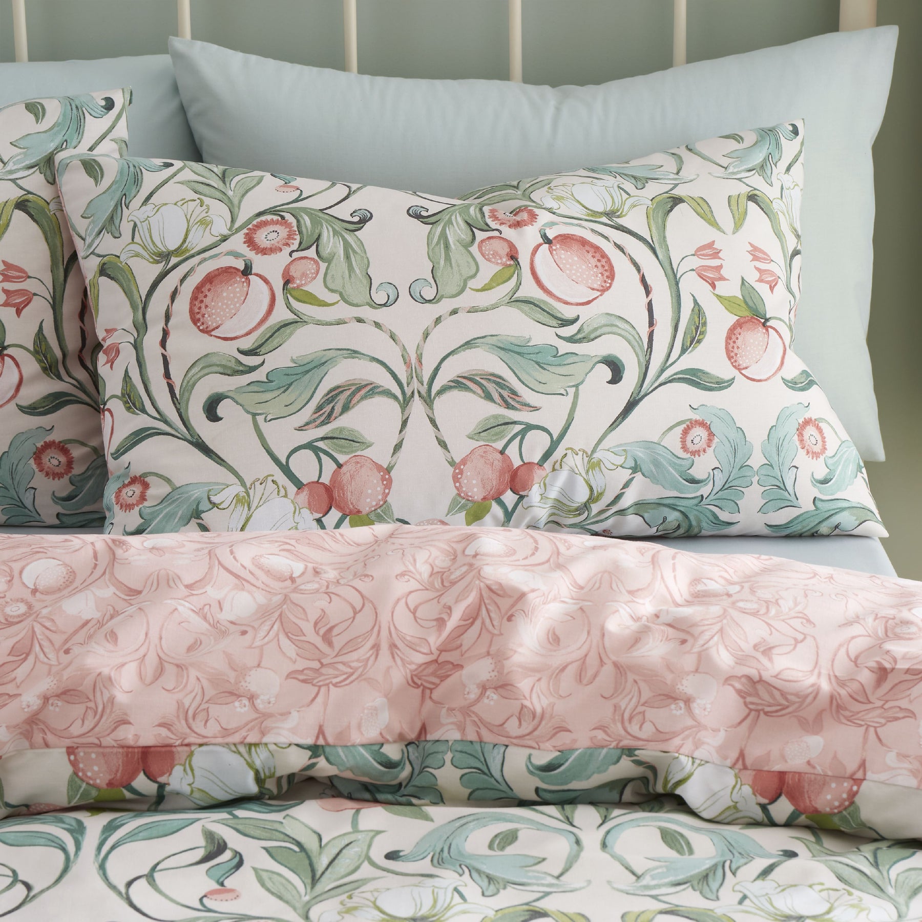Catherine Lansfield Clarence Floral Reversible Double Duvet Cover Set with Pillowcases Natural Catherine Lansfield Clarence Floral Reversible Double Duvet Cover Set with Pillowcases Natural